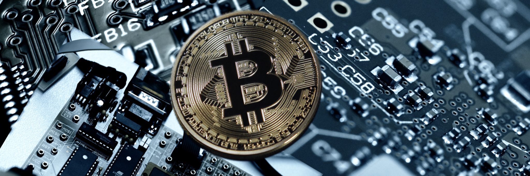 Der Bitcoin liegt auf einer Platine. Kryptowährungen existieren nur virtuell.