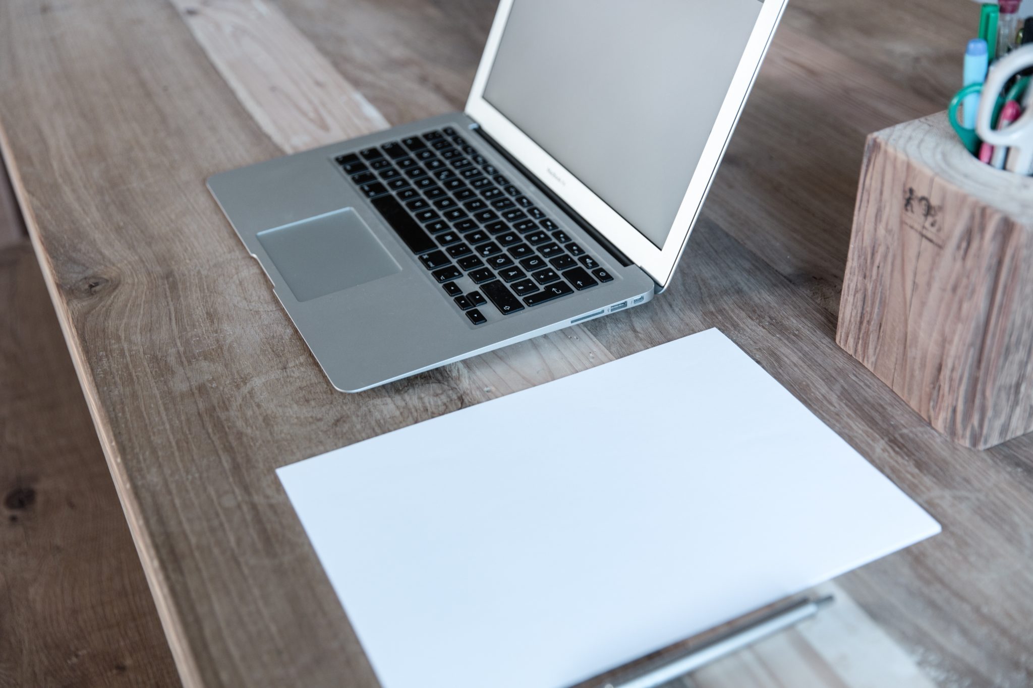 Online arbeiten und informieren ist in Finanzbereichen wichtig und kann Geld sparen.