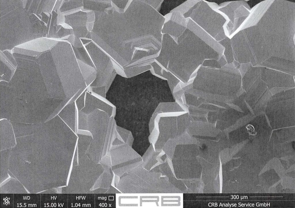Als Komplikation bei Kristallisieren kann das Osmiumstück porös werden und kleine Löcher ausbilden.