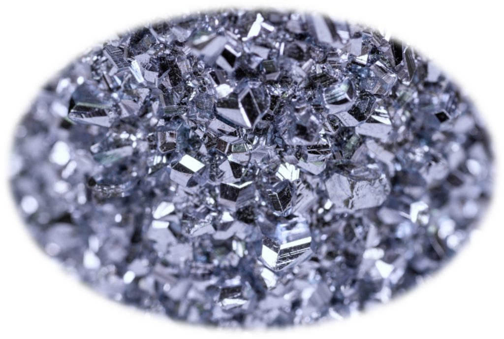 Kristalle vom Edelmetall Osmium unter dem Mikroskop