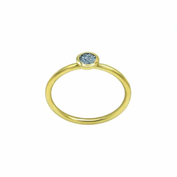 Ein goldener Fingerring als Schmuckstück mit Osmium-Diamond eingearbeitet